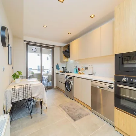 Апартаменты Comfy Flat With Balcony Close To Konyaalti Beach
